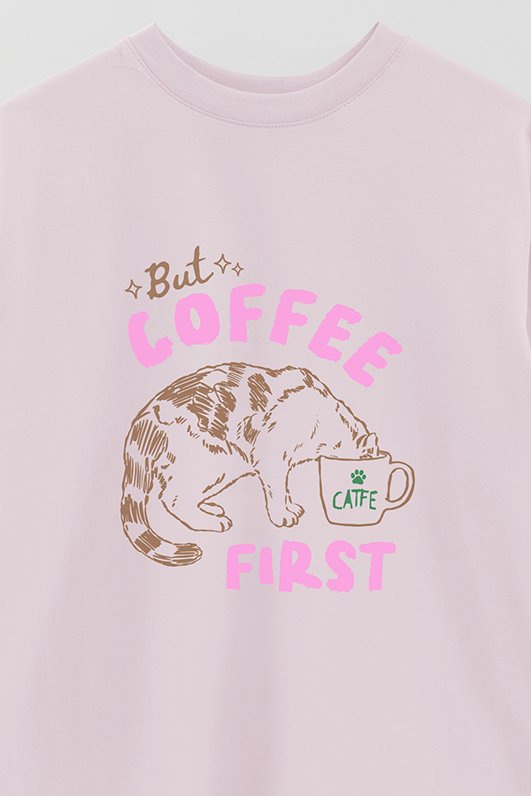 REMERA OVER ESTAMPADA CAT BUT COFFEE FIRST