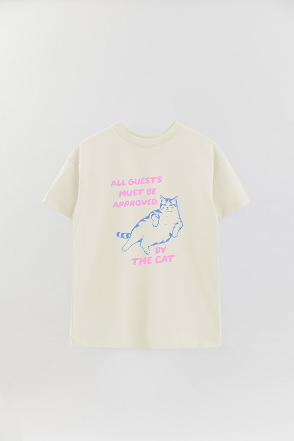 REMERA OVER ESTAMPADA CAT ALL GUESTS