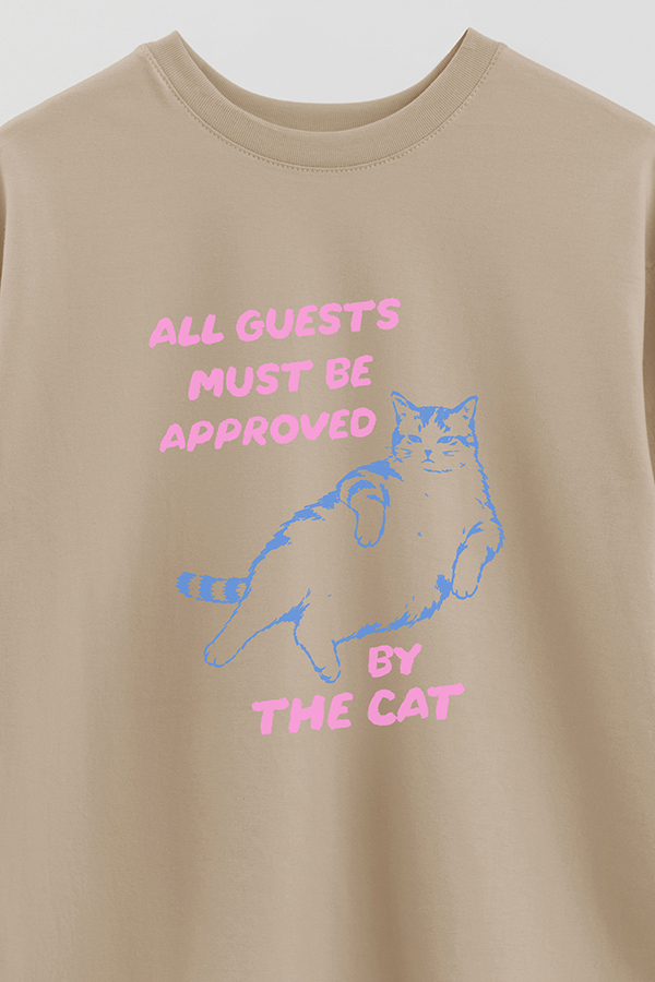 REMERA OVER ESTAMPADA CAT ALL GUESTS