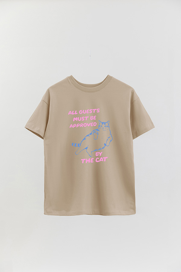 REMERA OVER ESTAMPADA CAT ALL GUESTS