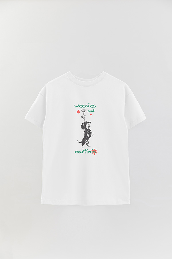 REMERA OVER ESTAMPADA DOG WEENIES AND MARTINIS