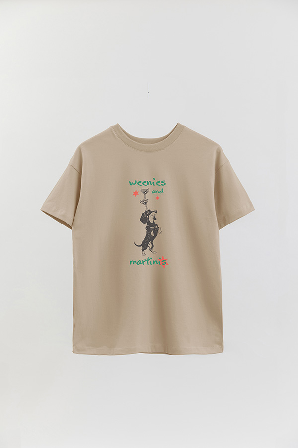 REMERA OVER ESTAMPADA DOG WEENIES AND MARTINIS