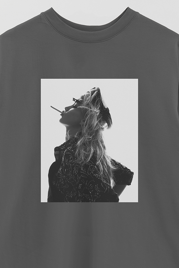 REMERA OVER ESTAMPADA MAGAZINE 80