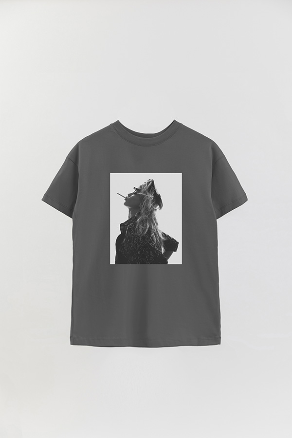 REMERA OVER ESTAMPADA MAGAZINE 80