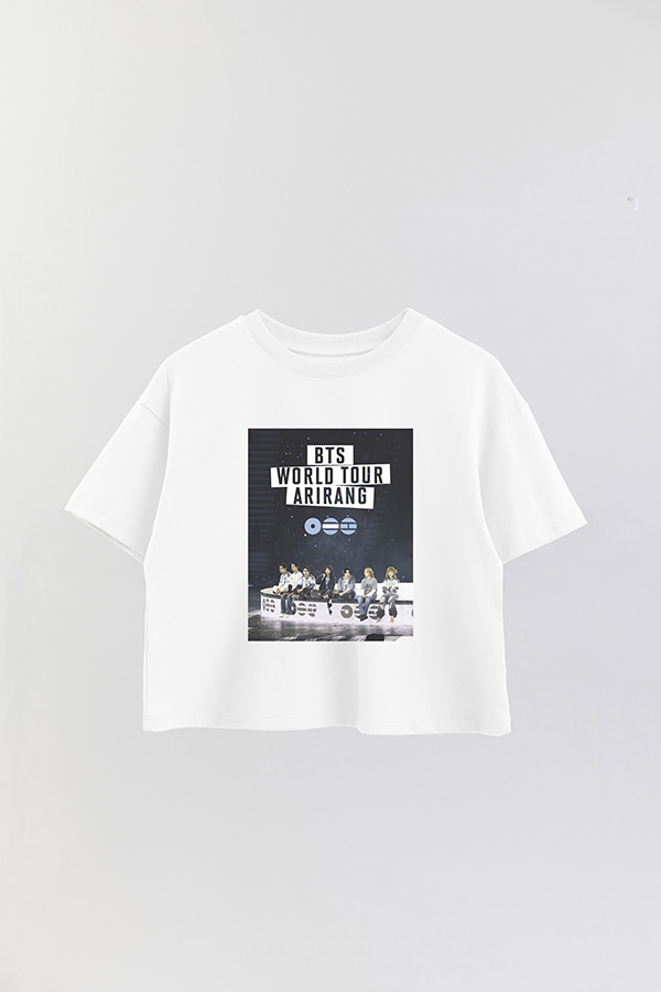 REMERA CROP ESTAMPADA BTS LA PLATA