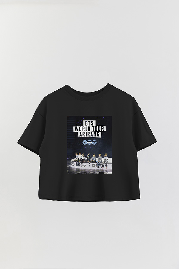 REMERA CROP ESTAMPADA BTS LA PLATA