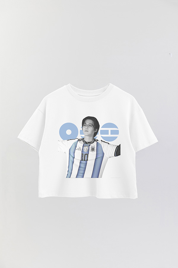 REMERA CROP ESTAMPADA BTS ARGENTINA SUGA