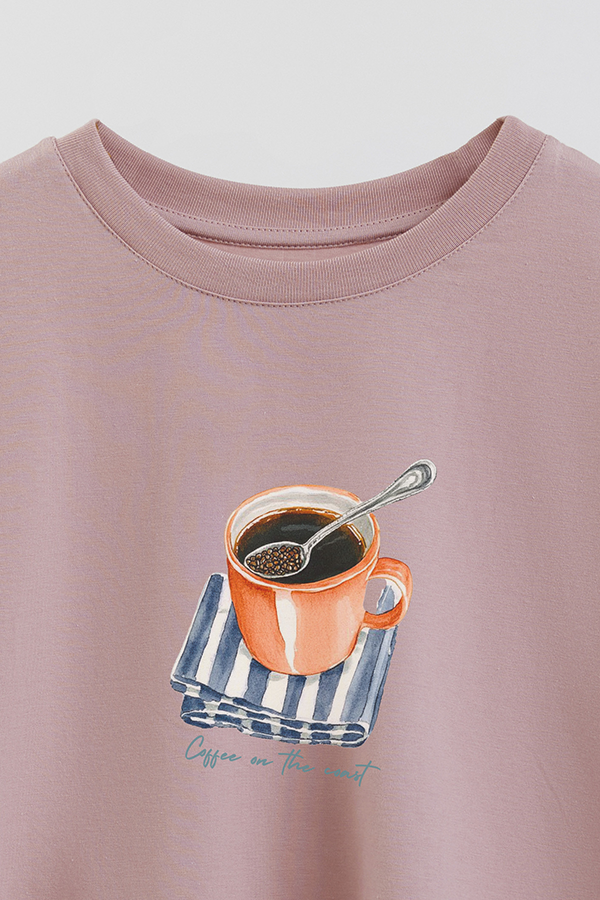 REMERA CROP ESTAMPADA COASTAL COFFEE ON THE COAST