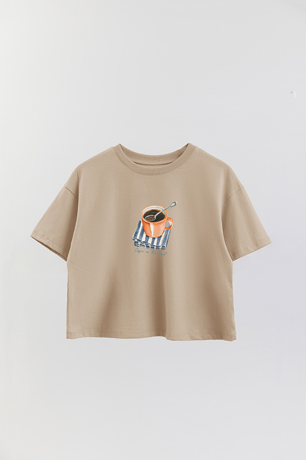 REMERA CROP ESTAMPADA COASTAL COFFEE ON THE COAST
