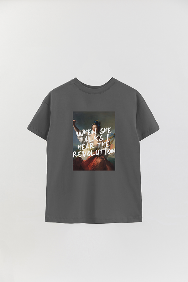 REMERA OVER ESTAMPADA ART COLLECTION 15 WHEN SHE TALKS