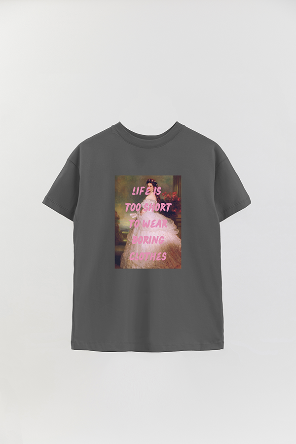 REMERA OVER ESTAMPADA ART COLLECTION 78 LIFE IS TOO SHORT