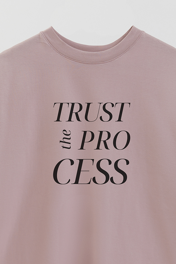 REMERA OVER ESTAMPADA MNM TRUST THE PROCESS