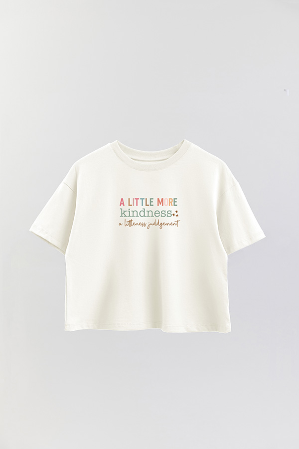 REMERA CROP ESTAMPADA CLR A LITTLE MORE KINDNESS