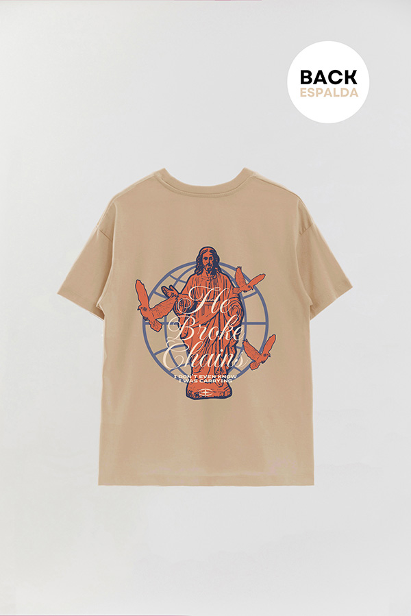 REMERA OVER ESTAMPADA UNISEX ESPALDA HE BROKE CHAINS