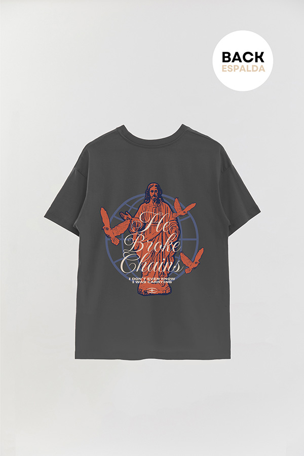 REMERA OVER ESTAMPADA UNISEX ESPALDA HE BROKE CHAINS