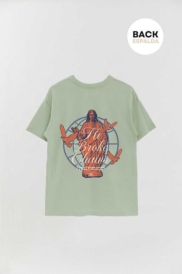 REMERA OVER ESTAMPADA UNISEX ESPALDA HE BROKE CHAINS