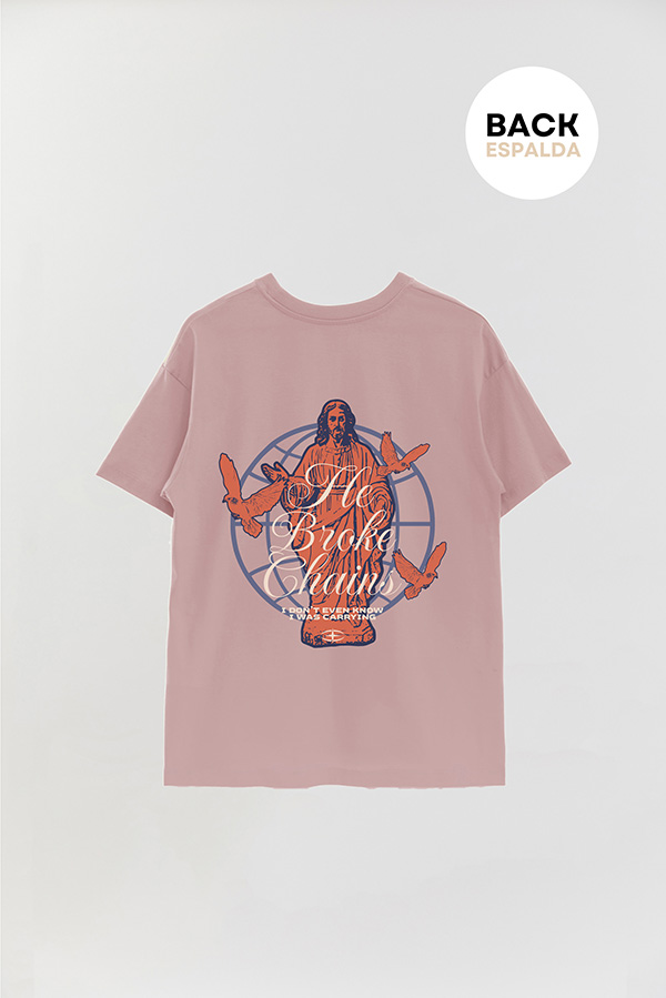 REMERA OVER ESTAMPADA UNISEX ESPALDA HE BROKE CHAINS