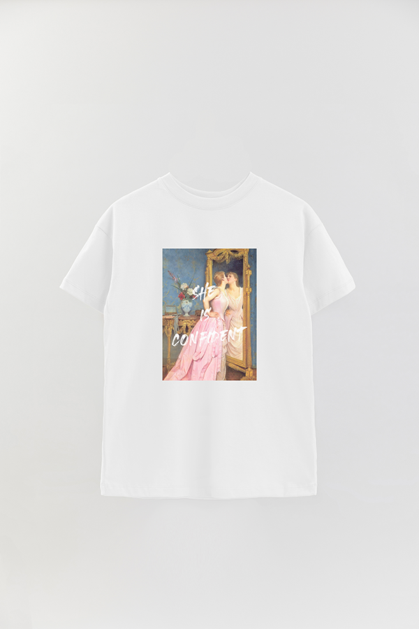 REMERA OVER ESTAMPADA ART COLLECTION 110 SHE IS CONFIDENT