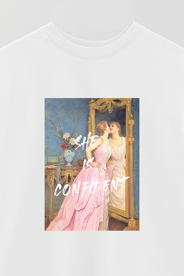 REMERA OVER ESTAMPADA ART COLLECTION 110 SHE IS CONFIDENT