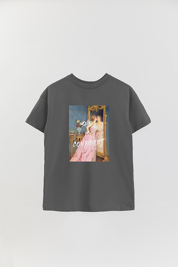 REMERA OVER ESTAMPADA ART COLLECTION 110 SHE IS CONFIDENT