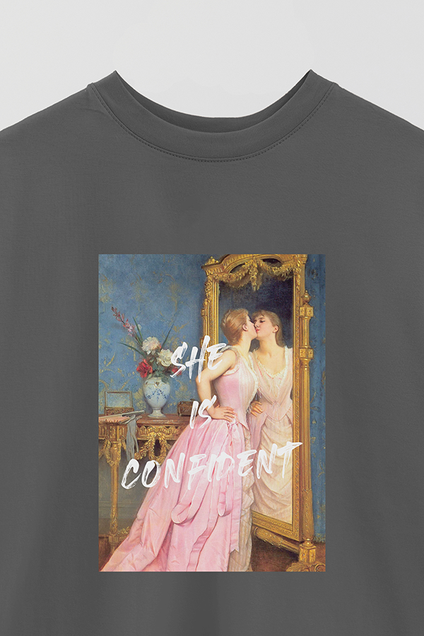 REMERA OVER ESTAMPADA ART COLLECTION 110 SHE IS CONFIDENT