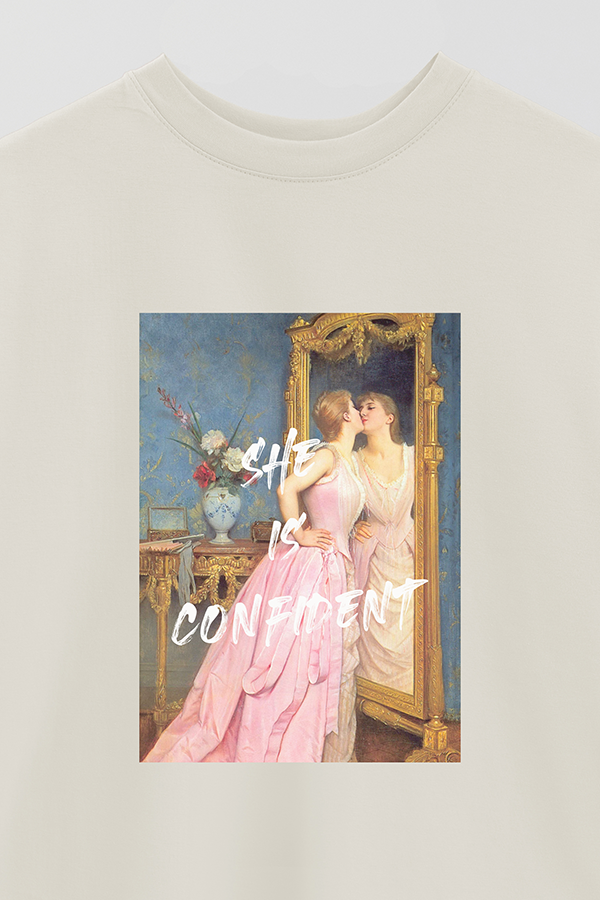 REMERA OVER ESTAMPADA ART COLLECTION 110 SHE IS CONFIDENT