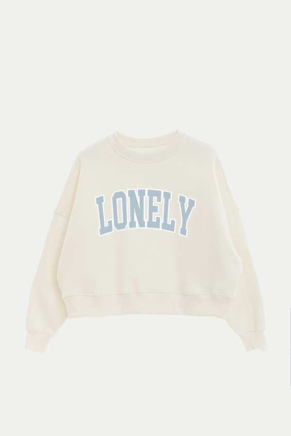 BUZO CROP ESTAMPADO VARSITY LONELY
