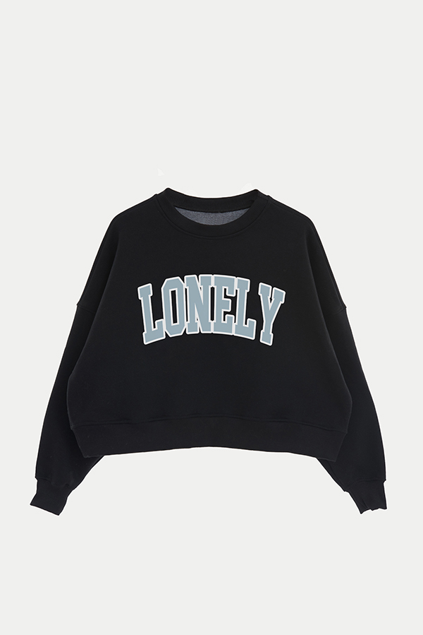 BUZO CROP ESTAMPADO VARSITY LONELY