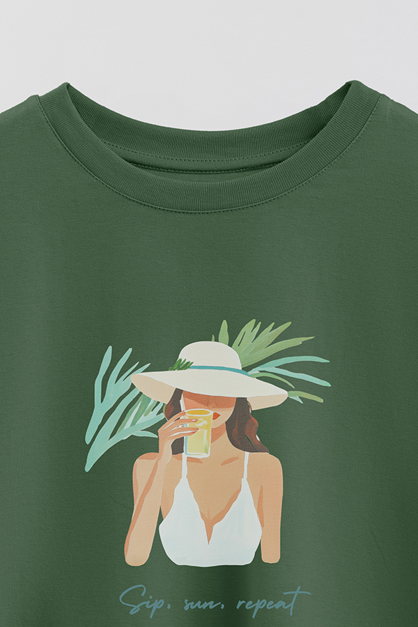 REMERA CROP ESTAMPADA COASTAL SIP SUN REPEAT