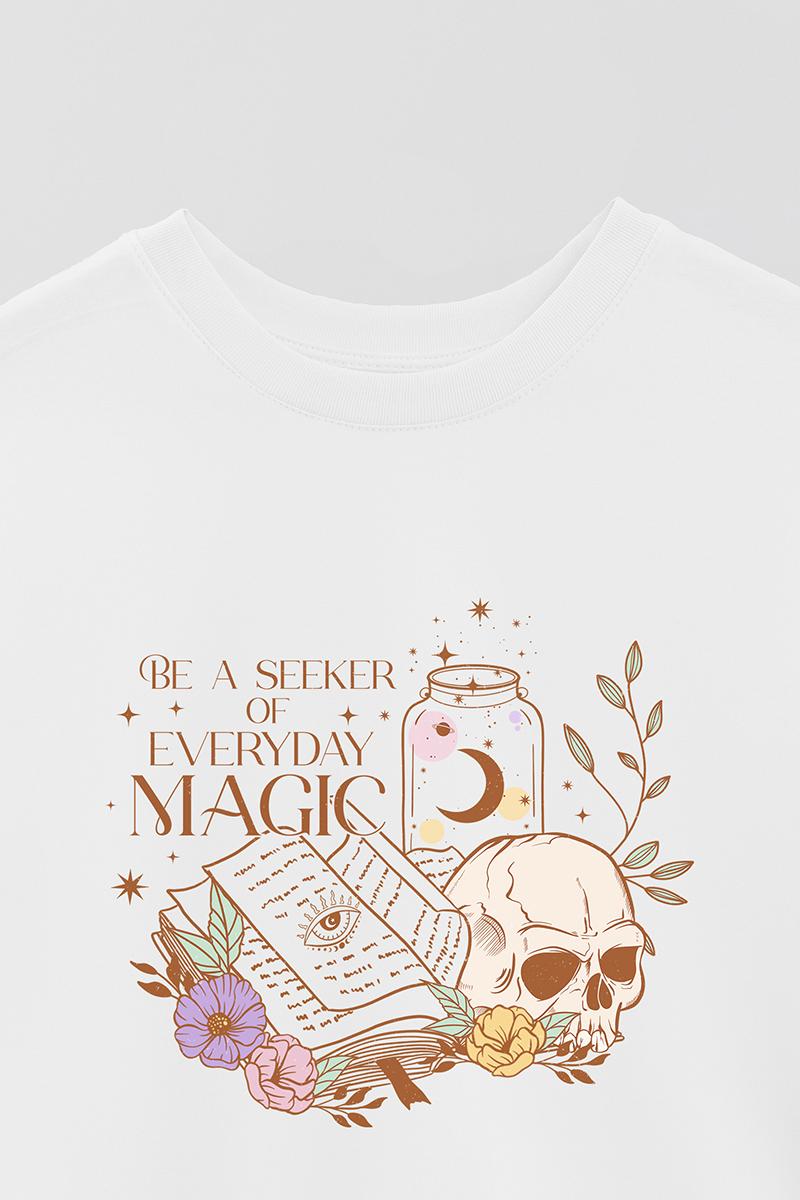 REMERA OVER ESTAMPADA MST BE A SEEKER OF EVERYDAY MAGIC
