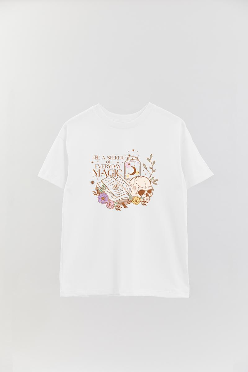 REMERA OVER ESTAMPADA MST BE A SEEKER OF EVERYDAY MAGIC