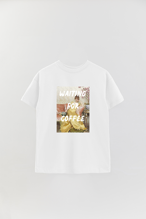 REMERA OVER ESTAMPADA ART COLLECTION 31 WAITING FOR COFFEE