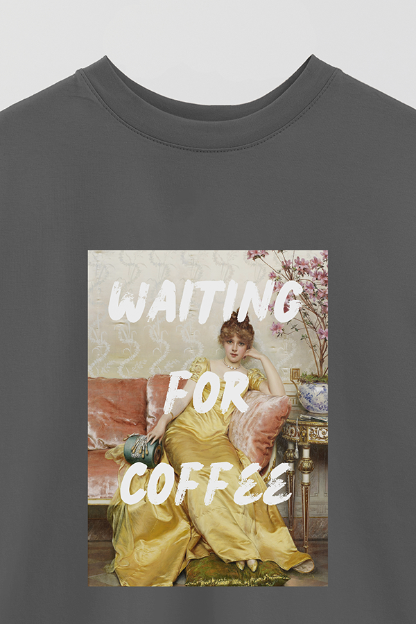 REMERA OVER ESTAMPADA ART COLLECTION 31 WAITING FOR COFFEE