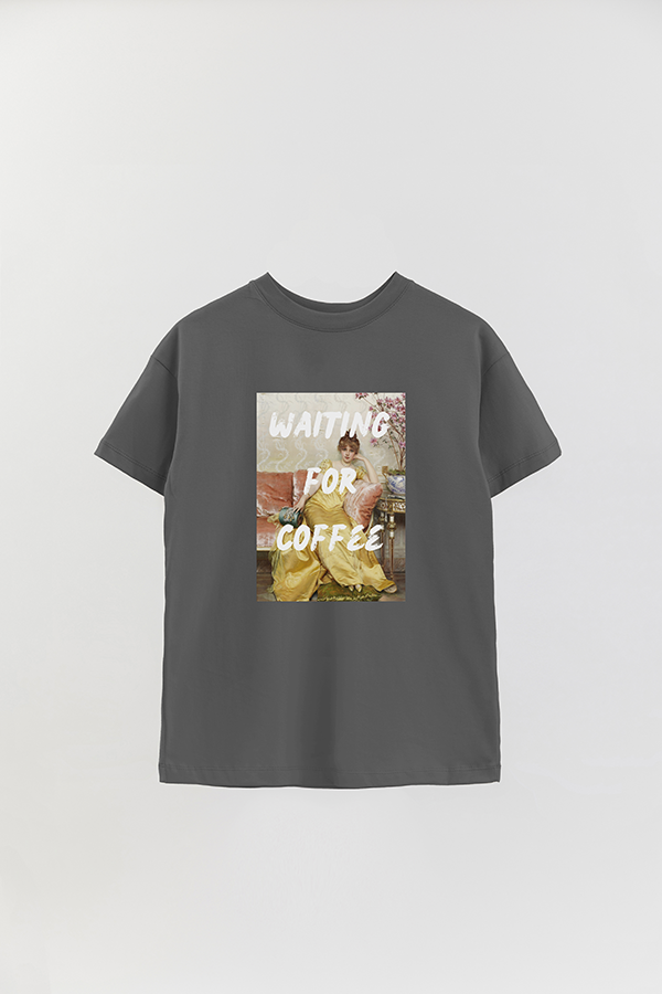 REMERA OVER ESTAMPADA ART COLLECTION 31 WAITING FOR COFFEE