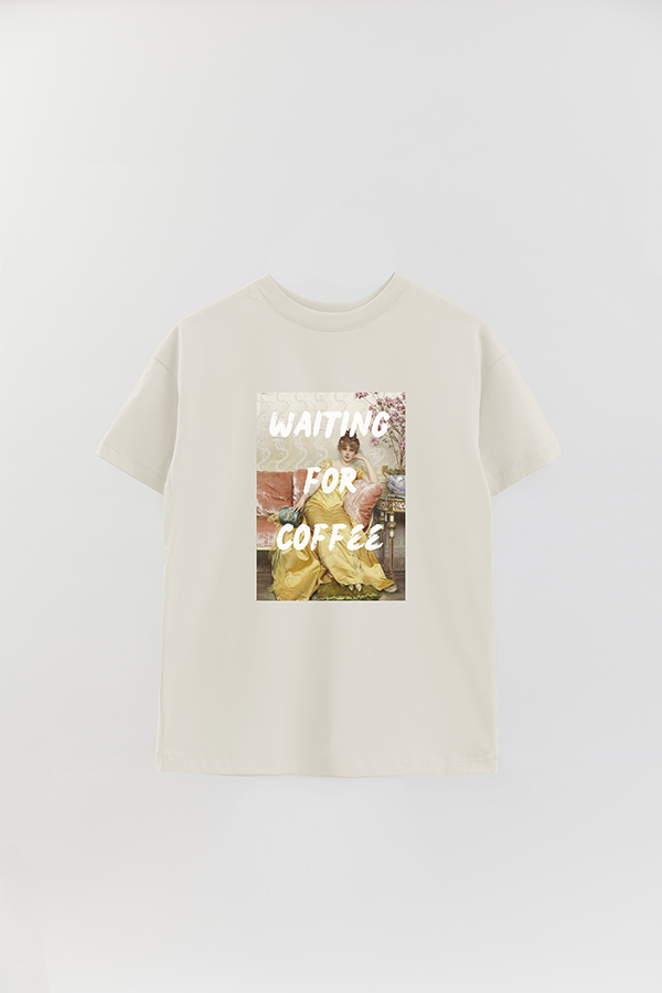 REMERA OVER ESTAMPADA ART COLLECTION 31 WAITING FOR COFFEE