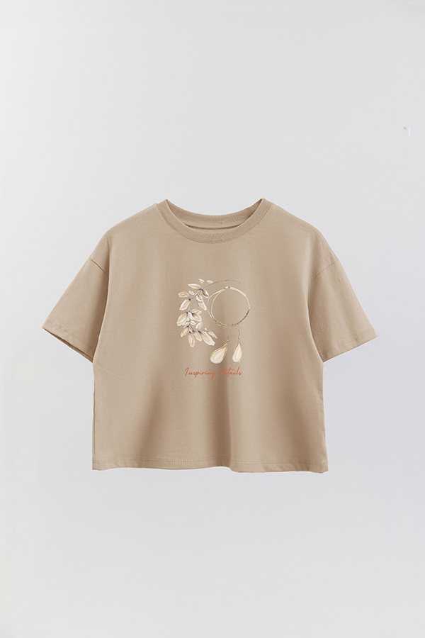 REMERA CROP ESTAMPADA COASTAL INSPIRING DETAILS