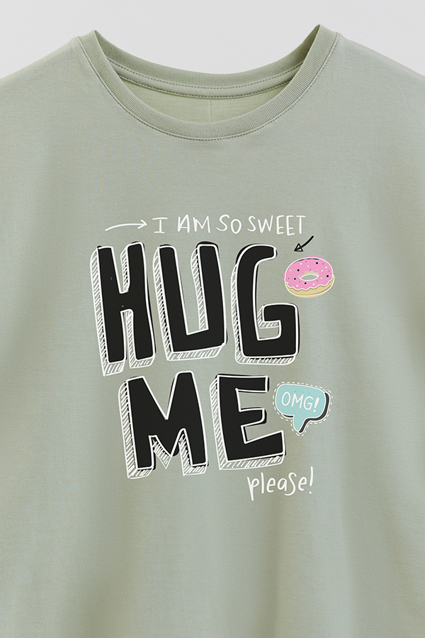 REMERA GIRL OVER HUG ME
