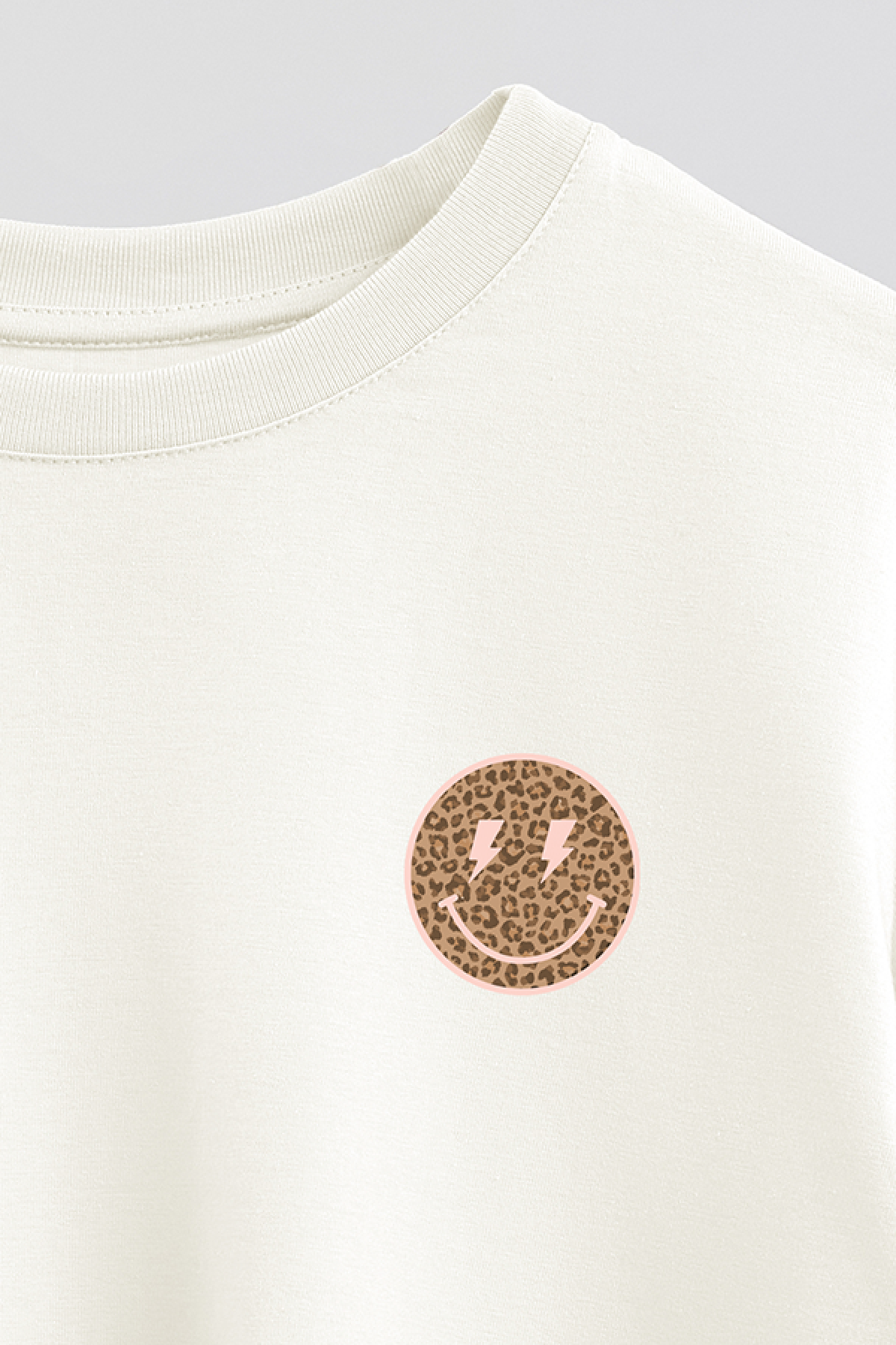 REMERA CROP ESTAMPADA WCV SMILEY LEOPARD