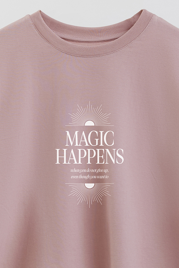 REMERA CROP ESTAMPADA MAGIC HAPPENS