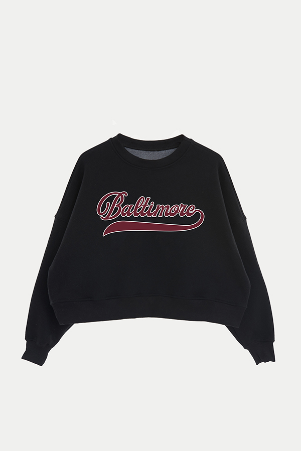 BUZO CROP ESTAMPADO VARSITY BALTIMORE
