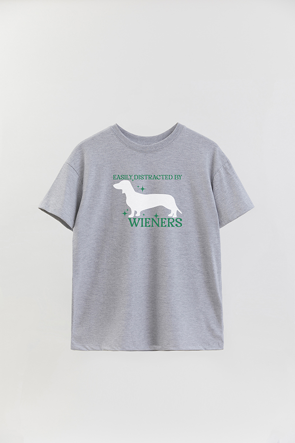REMERA OVER ESTAMPADA DOG EASILY DISTRACTED BY WIENERS