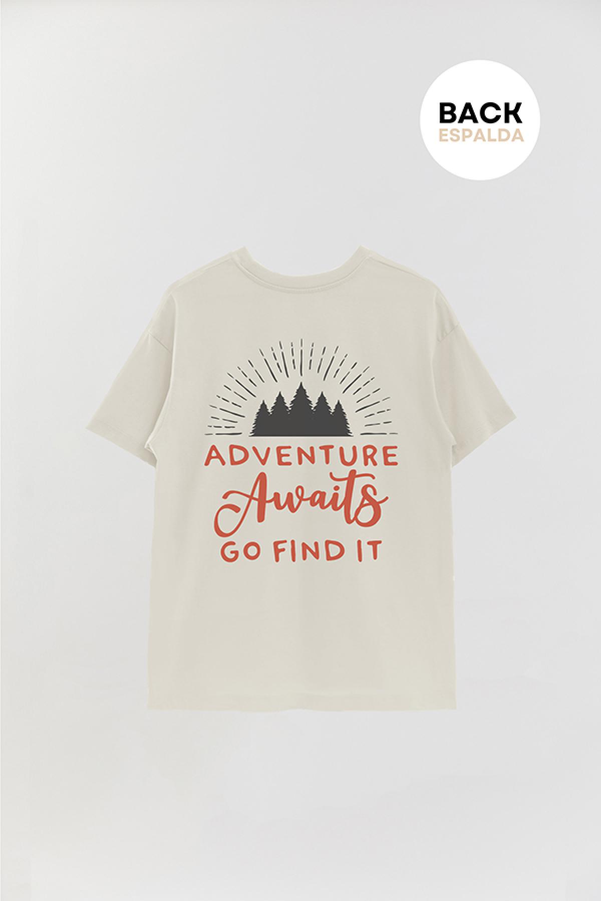 REMERA OVER ESTAMPADA ADV ADVENTURE AWAITS GO FIND IT