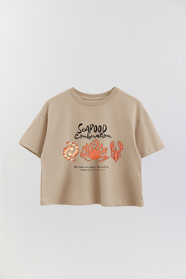 REMERA CROP ESTAMPADA SF SEAFOOD COMBINATION