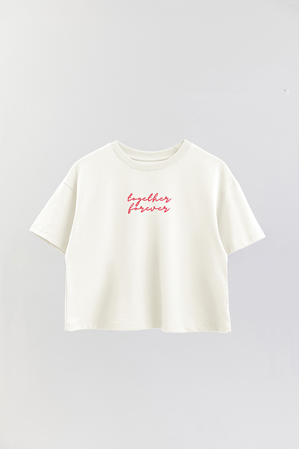 REMERA CROP ESTAMPADA RED TOGETHER FOREVER