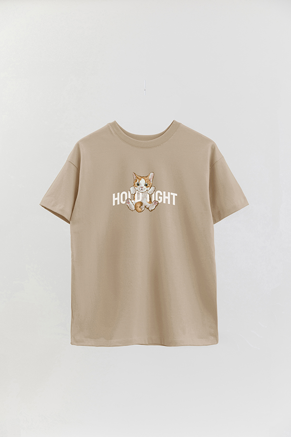 REMERA OVER ESTAMPADA CAT HOLD TIGHT