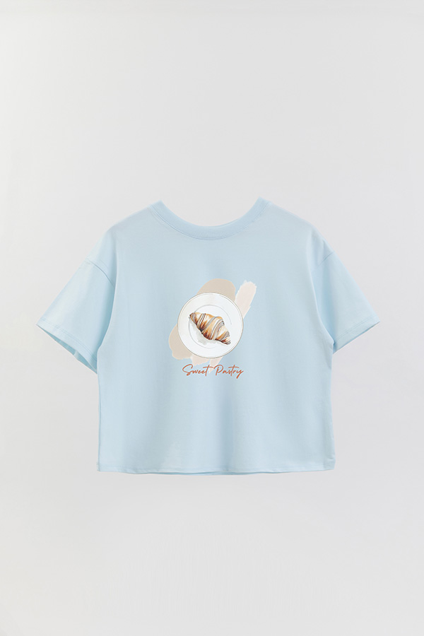 REMERA CROP ESTAMPADA COASTAL SWEET PASTRY