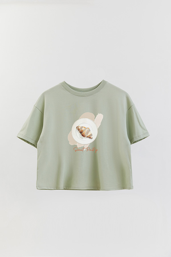 REMERA CROP ESTAMPADA COASTAL SWEET PASTRY