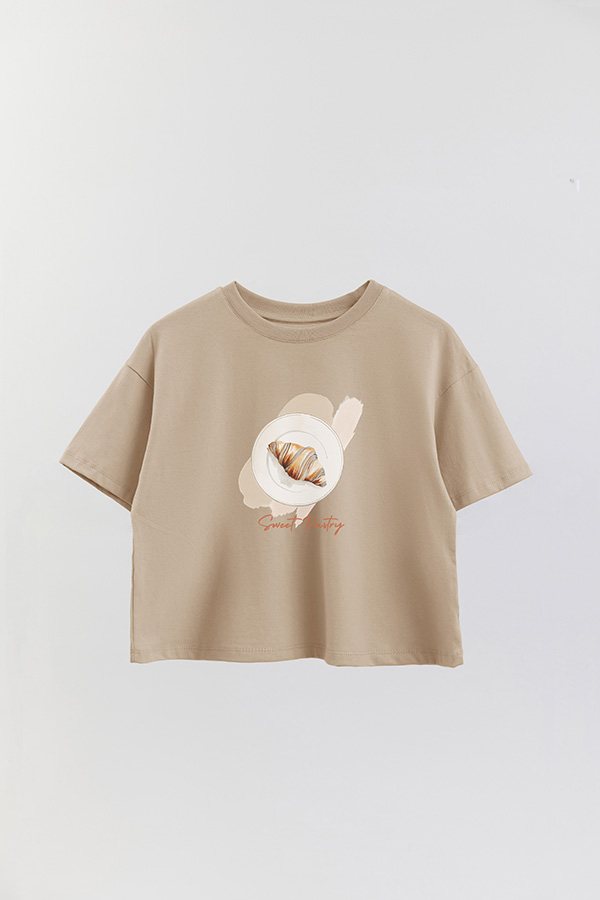 REMERA CROP ESTAMPADA COASTAL SWEET PASTRY