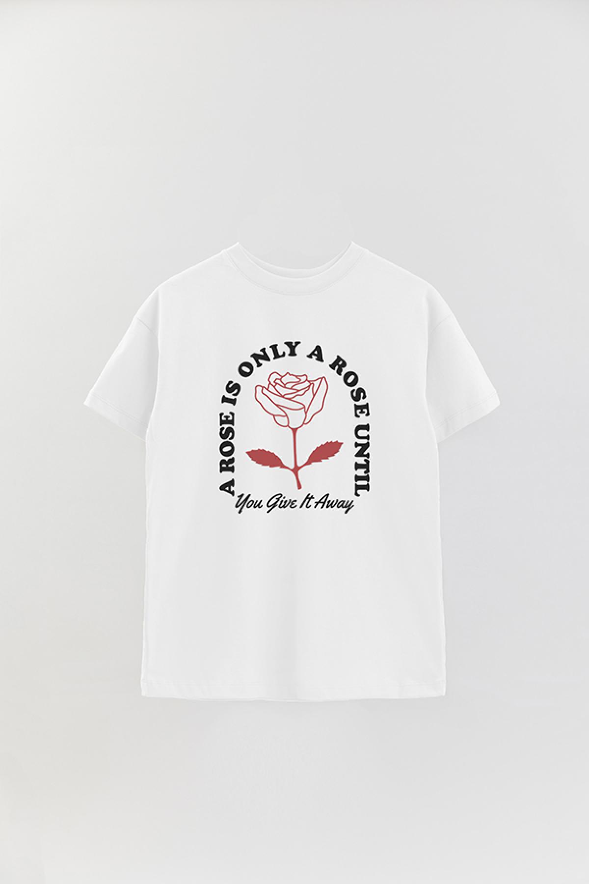 REMERA OVER ESTAMPADA A ROSE IS ONLY A ROSE UNTIL YOU GIVE IT AWAY