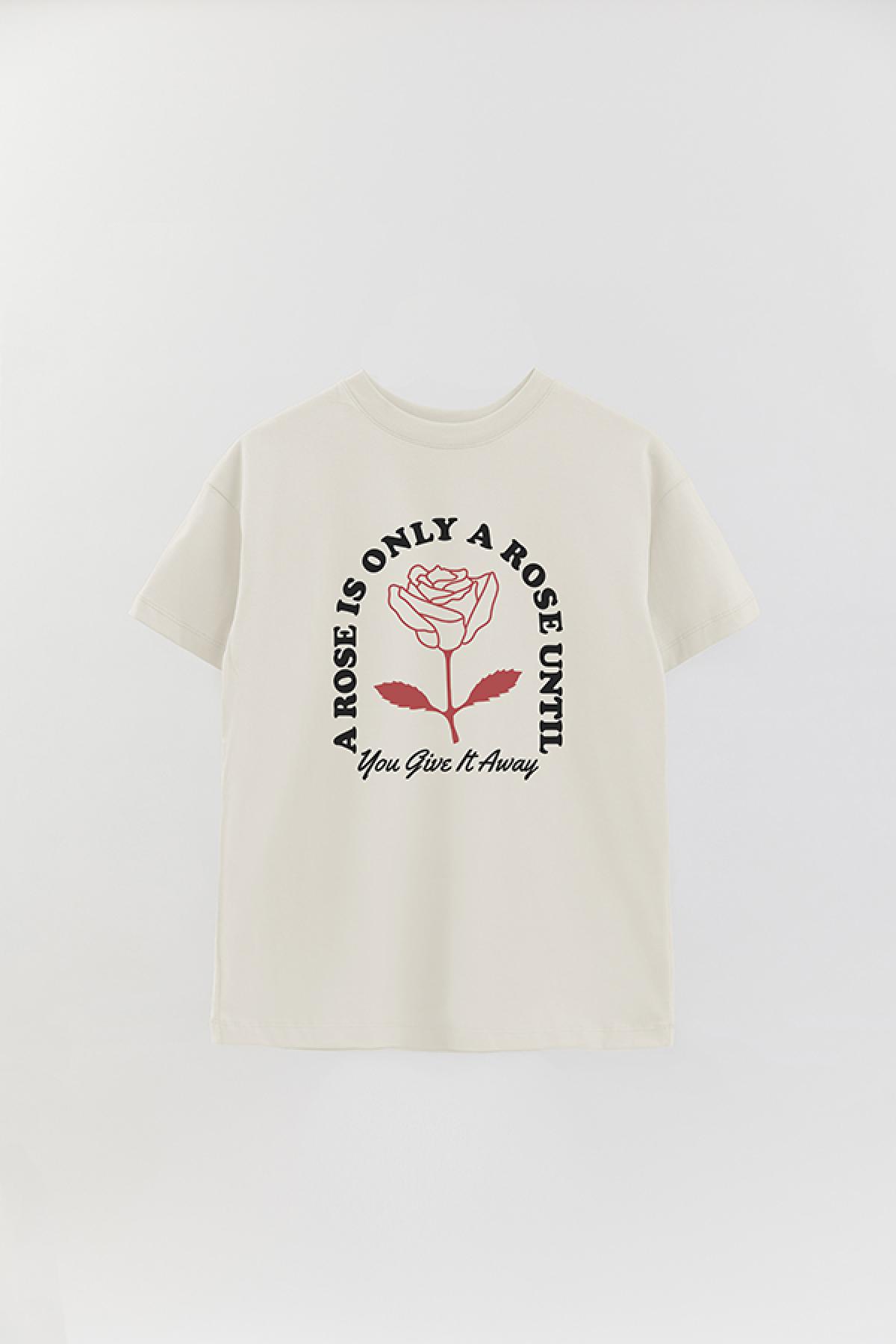 REMERA OVER ESTAMPADA A ROSE IS ONLY A ROSE UNTIL YOU GIVE IT AWAY